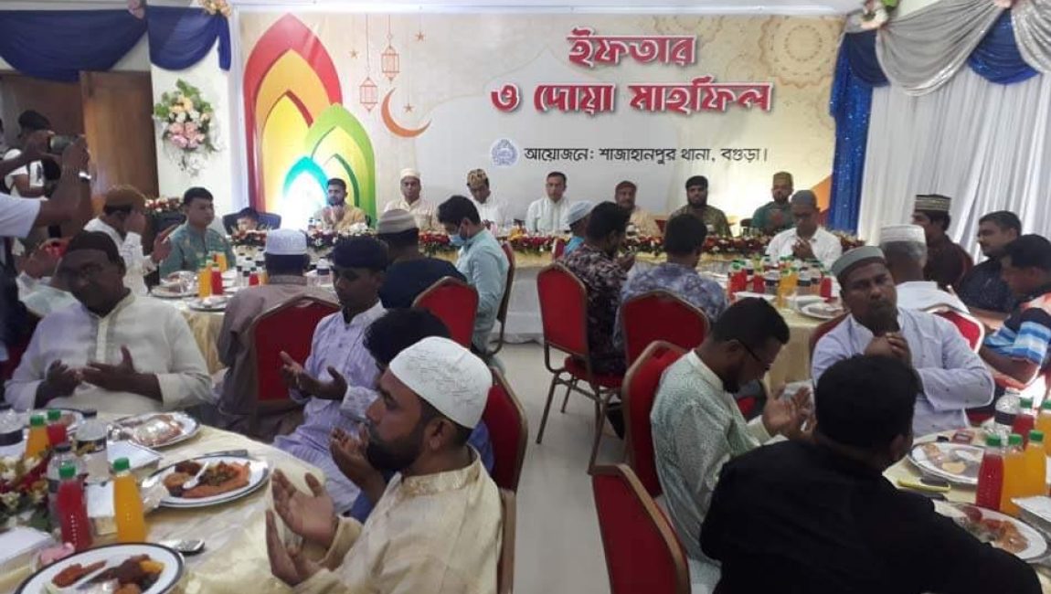 শাজাহানপুর থানা পুলিশের উদ্যোগে ইফতার ও দোয়া মাহফিল অনুষ্ঠিত হয়েছে। ছবি: এনসিএন
