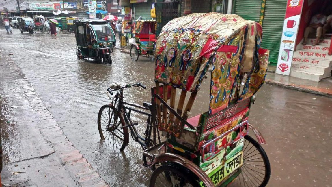বগুড়ায় সোয়া দুই ঘন্টার বৃষ্টিপাতে শহরজুড়ে জনদুর্ভোগ।  ছবি: এনসিএন