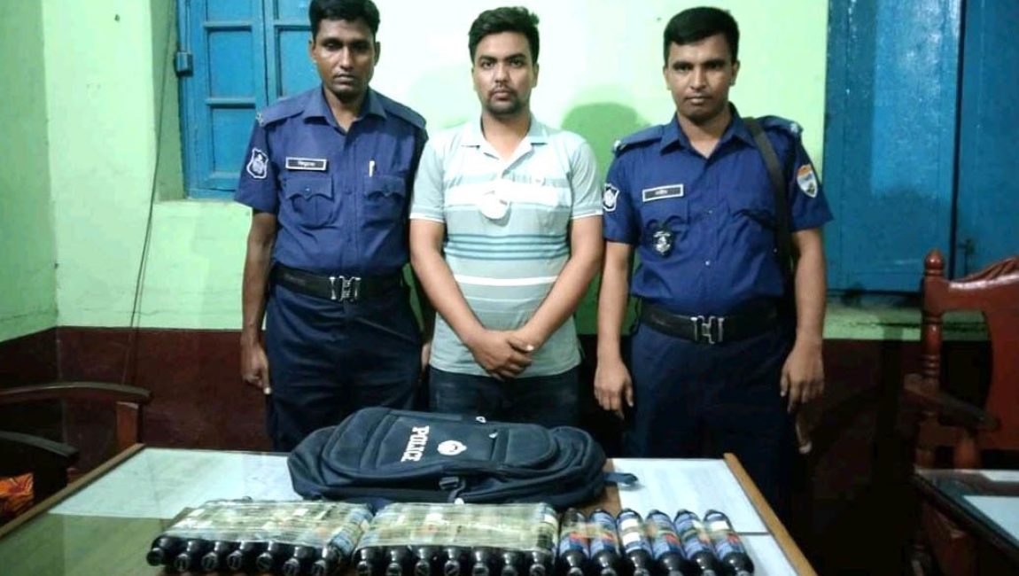 সান্তাহারে ফেনসিডিলসহ ট্রেনযাত্রী বাবু (২৭) গ্রেপ্তার। ছবি: এনসিএন