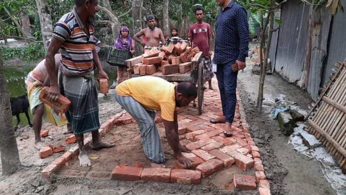 রাস্তায় নিন্মমানের ইট ব্যবহার, উন্নয়ন কাজ বন্ধ করলো প্রশাসন। ছবি: এনসিএন