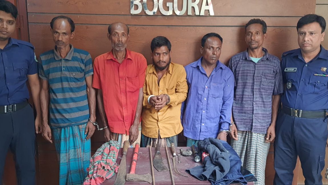 বগুড়ায় ডাকাতির প্রস্তুতির সময় গ্রেপ্তার ৫, দেশীয় অস্ত্র ও গাঁজা উদ্ধার
