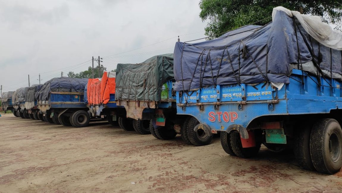 বগুড়ায় আবারও নকল সন্দেহে ১০ ট্রাক সার খালাস বন্ধ।