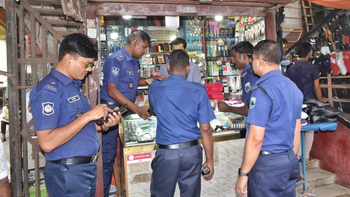 বগুড়ায় বার্মিজ চাকু বিক্রি বন্ধে পুলিশের বিশেষ অভিযান।