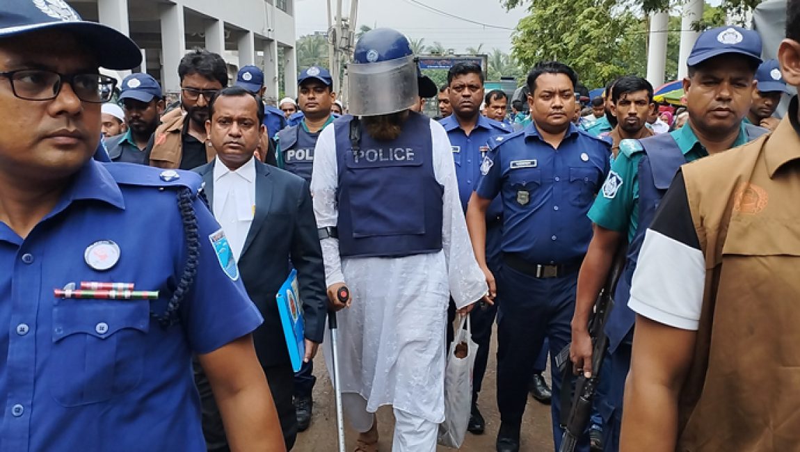 স্ক্রাচে ভর করে আদালতে হাজির হন ধর্ষণ মামলার আসামী হেফাজতে ইসলামের বিলুপ্ত কমিটির যুগ্ম-মহাসচিব মামুনুল হক। ছবি: সংগৃহিত