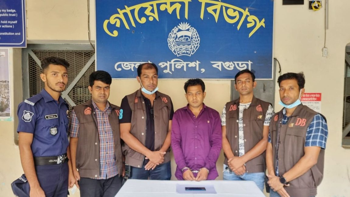 ডিবি পুলিশের হাতে গ্রেফতার সুজন কুমার রায় (৩৫)। ছবি: এনসিএন