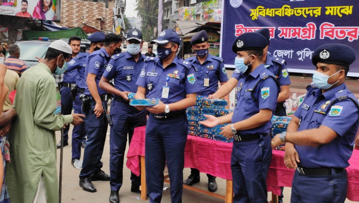 সুবিধাবঞ্চিতদের মাঝে ইফতার সামগ্রী বিতরণ করছেন বগুড়া জেলা পুলিশ সুপার সুদীপ কুমার চক্রবর্তী। ছবি: এনসিএন