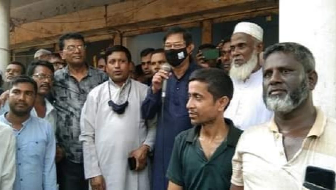 নামুজা হাটে মতবিনিময় করছেন জেলা আওয়ামী লীগের সভাপতি রাগেবুল আহসান রিপু। ছবি: এনসিএন