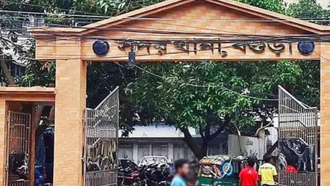 বগুড়ায় দাদন ব্যবসায়ীর হাতে পুলিশ কর্মকর্তা লাঞ্চিত। ছবি: ইন্টারনেট