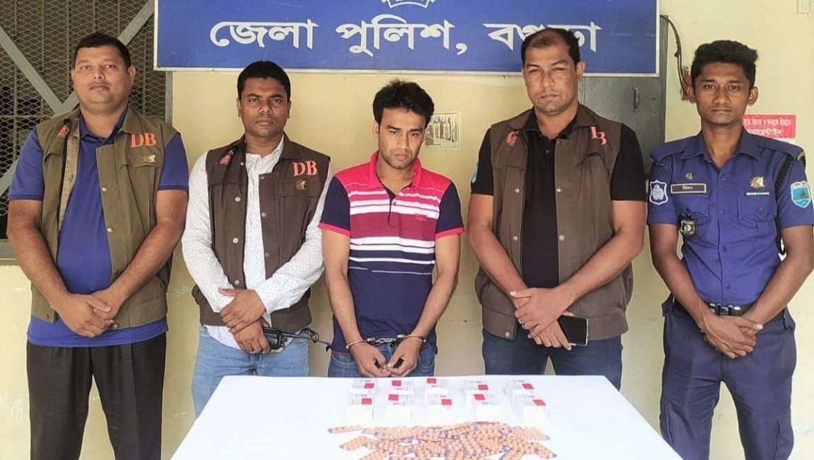 বগুড়ায় ১৪০০ পিচ টাপেন্টাডল ট্যাবলেটস ব্যবসায়ী গ্রেফতার। ছবি: এনসিএন