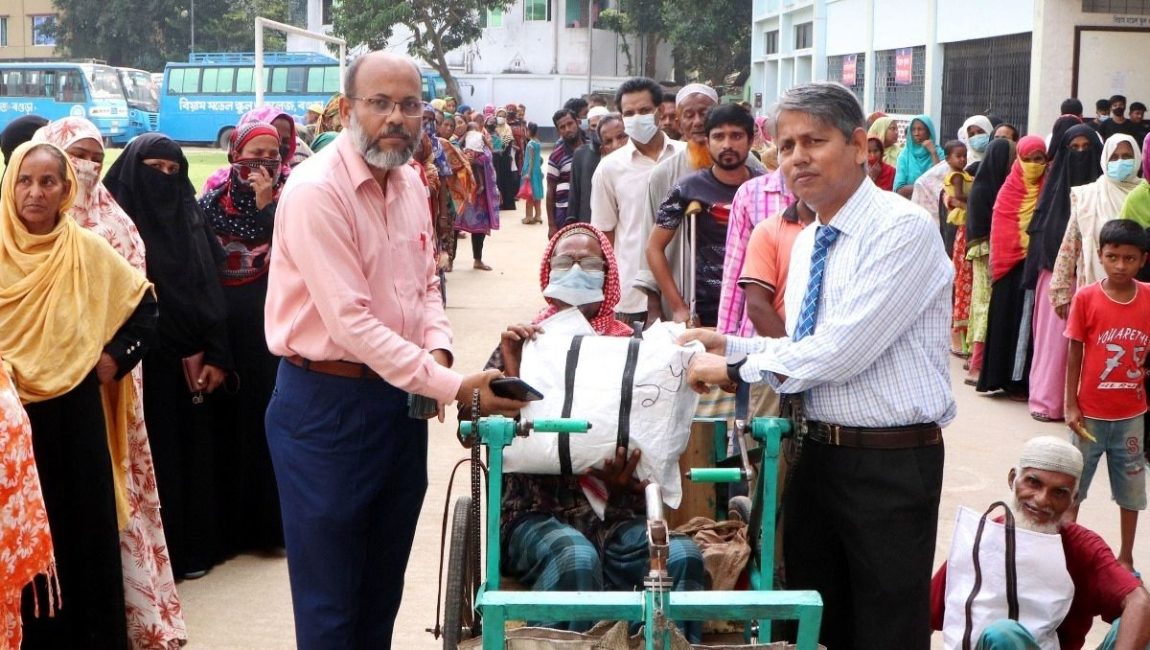 মানুষ মানুষের জন্য ফাউন্ডেশনের উদ্যোগে ঈদ সামগ্রী বিতরণ।