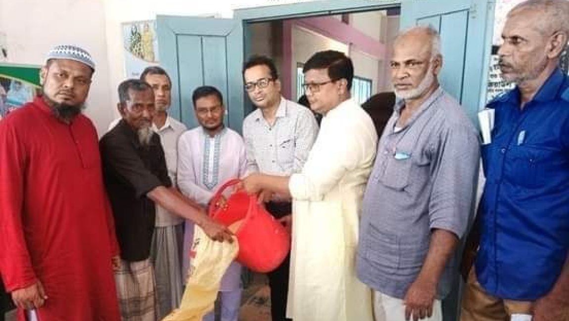 কাহালুর পাইকড়ে পরিষদে ভি জি এফ'র চাল বিতরণ। ছবি: এনসিএন