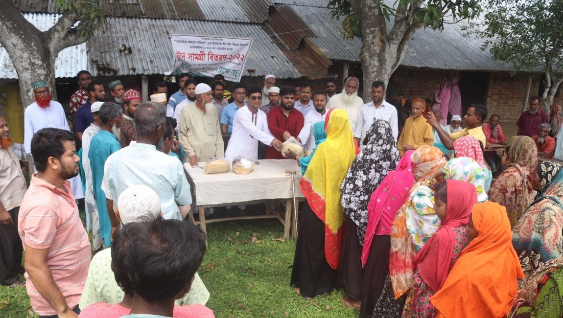 শাজাহানপুরে সামাজিক কল‍্যাণ পরিষদের ঈদ সামগ্রী বিতরণ। ছবি: এনসিএন