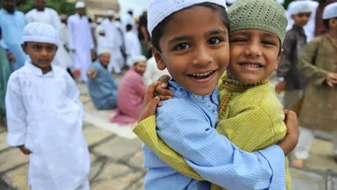 ঈদ জামাত শেষে শিশুরা আনন্দ ভাগাভাগি করে নিচ্ছে। ছবি: ইন্টারনেট