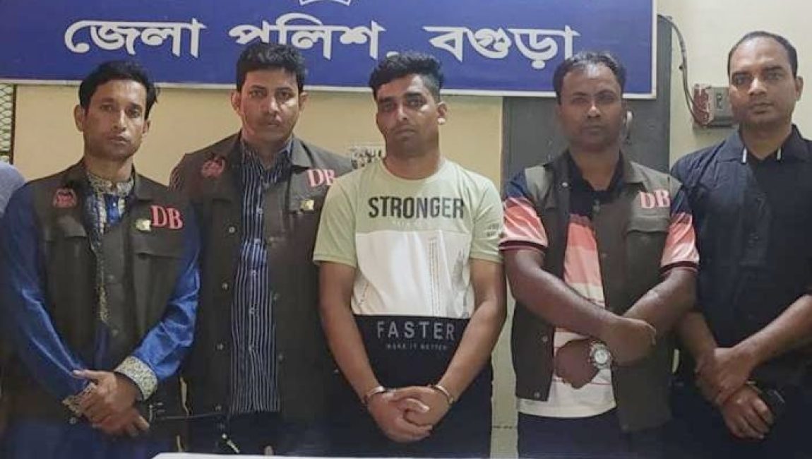 বগুড়ার সেউজগাড়িতে প্রকাশ্যে অস্ত্রহাতে মহড়া দেওয়া সন্ত্রাসী নিরবকে (৩২) গ্রেফতার করেছে গোয়েন্দা (ডিবি)পুলিশ। ছবি: এনসিএন