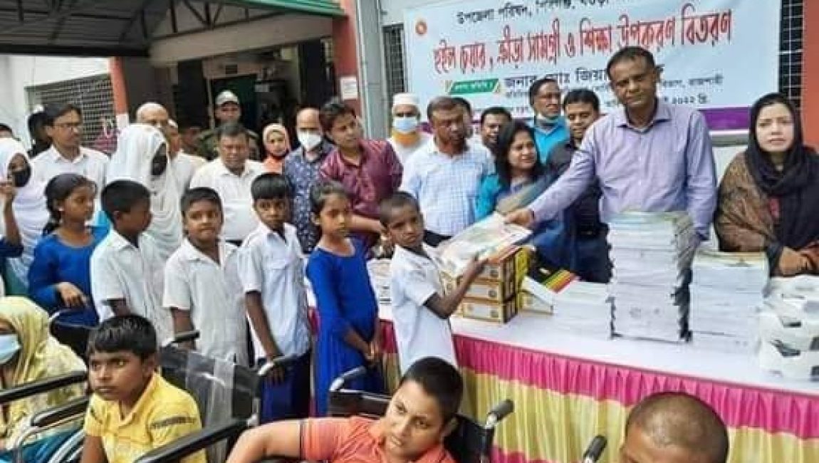 বিশেষ চাহিদাসম্পন্ন শিক্ষার্থীদের মাঝে হুইল চেয়ার ও শিক্ষা উপকরণ বিতরণ