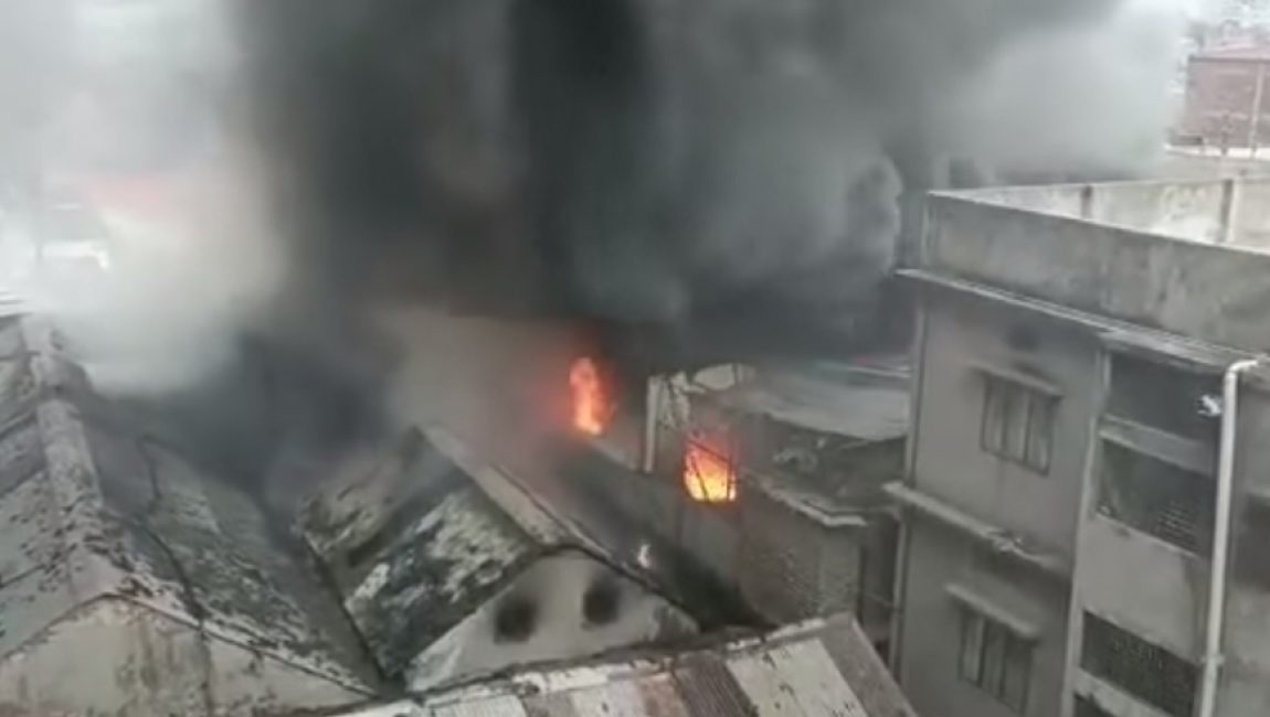 চকবাজারে অগ্নিকাণ্ডের ঘটনায় ব্যবসায়ীকে সাতদিনের রিমান্ড আবেদন।