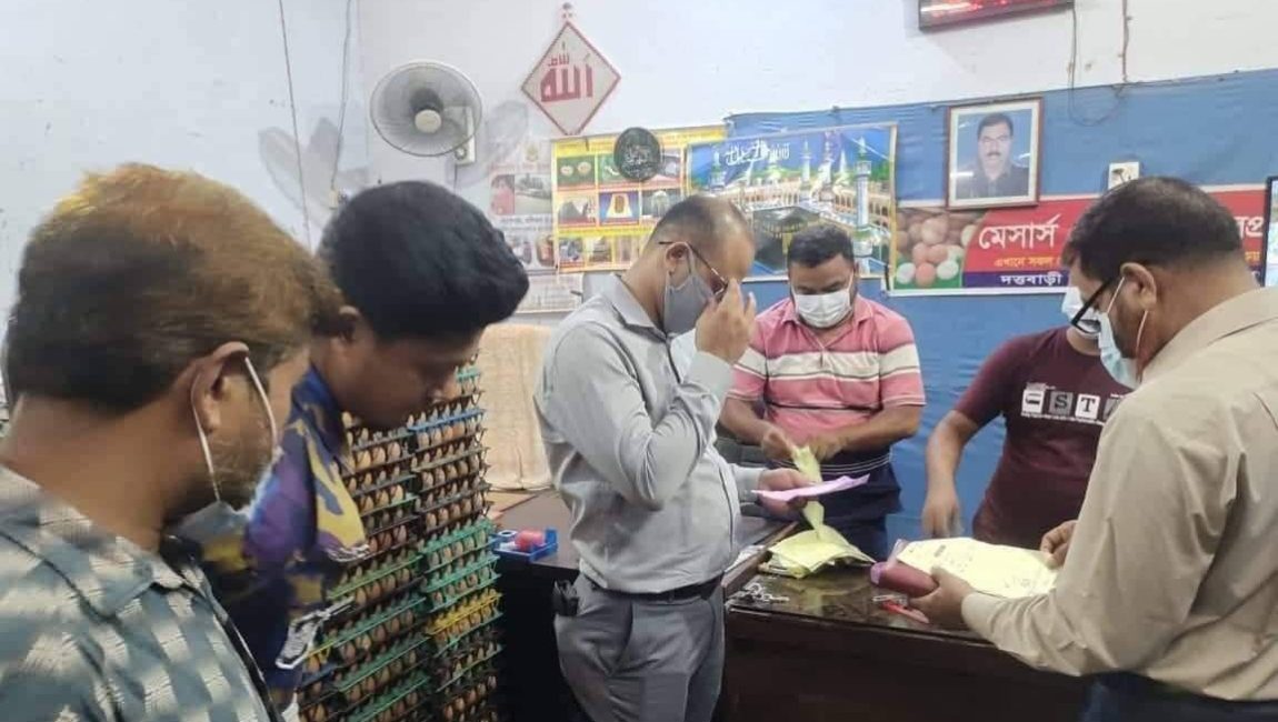 ভ্রাম্যমাণ আদালতের অভিযানে ডিমের আড়ৎকে জরিমানা