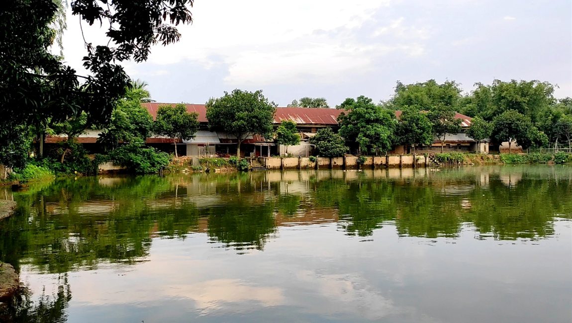 ১০৮ কক্ষের মাটির দোতলা বাড়ি