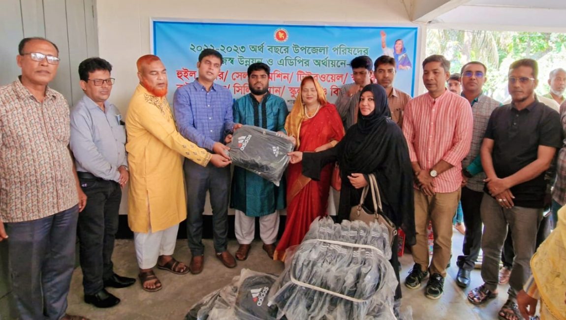 শাজাহানপুরে শিক্ষা উপকরণ বিতরণ।