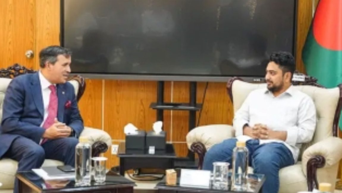 ডাক, টেলিযোগাযোগ ও তথ্যপ্রযুক্তি উপদেষ্টা মো. নাহিদ ইসলামের সঙ্গে সোমবার কমনওয়েলথের সহকারী মহাসচিব অধ্যাপক লুইস ফ্রান্সেচি সাক্ষাৎ করেন। ছবি: সংগৃহীত