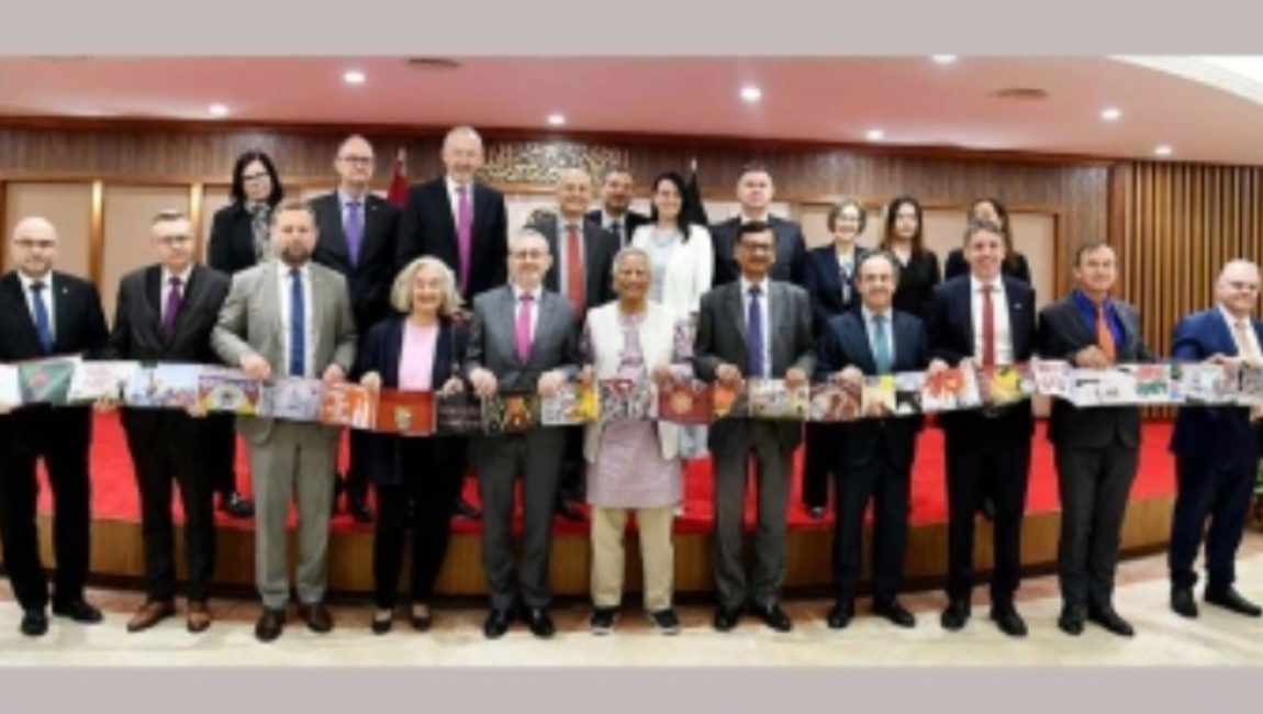 ইউরোপীয় ইউনিয়নভুক্ত দেশগুলোর রাষ্ট্রদূতদের সঙ্গে অন্তর্বর্তী সরকারের প্রধান উপদেষ্টা মুহাম্মদ ইউনূস। ছবি: সংগৃহীত