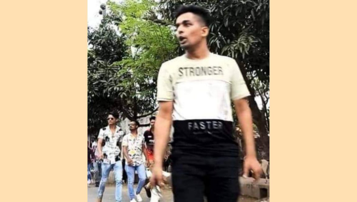 বগুড়া প্রকাশ্যে অস্ত্রহাতে যুবকের মহড়া। ছবি: ভিডিও থেকে প্রাপ্ত