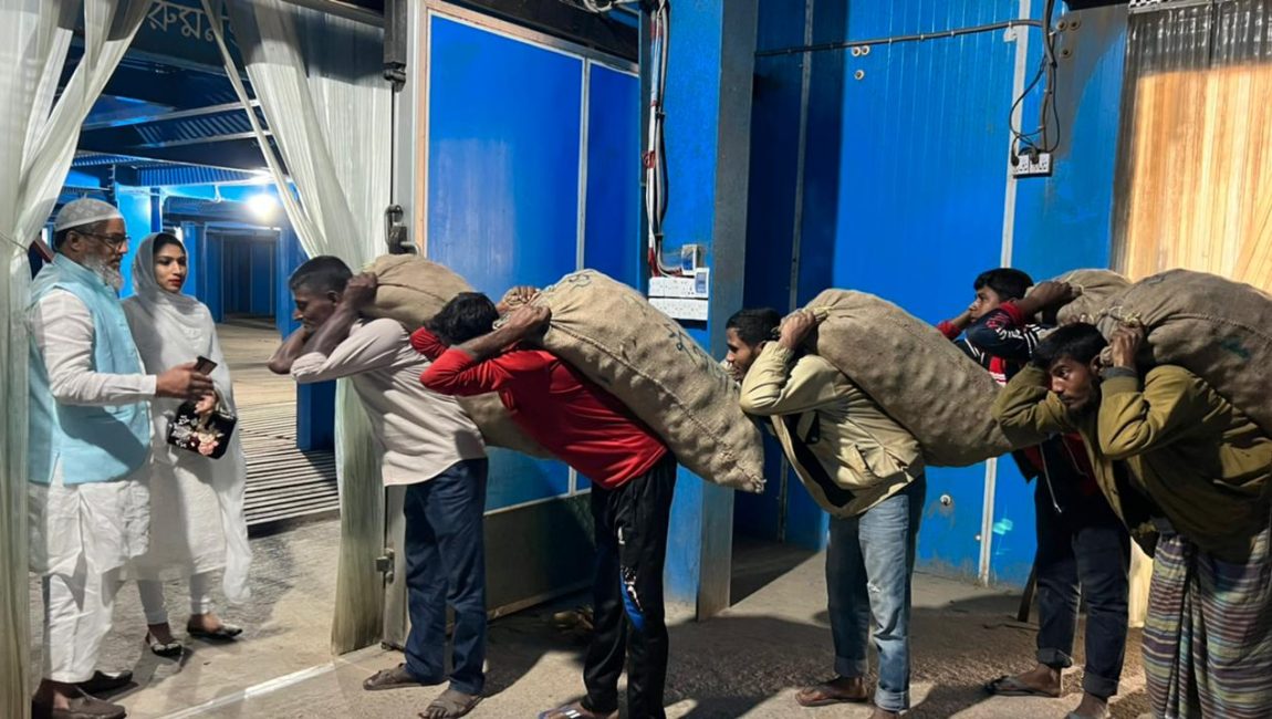 হিমাগারে আলু তুলছেন কৃষকেরা। ছবিঃ এন সি এন