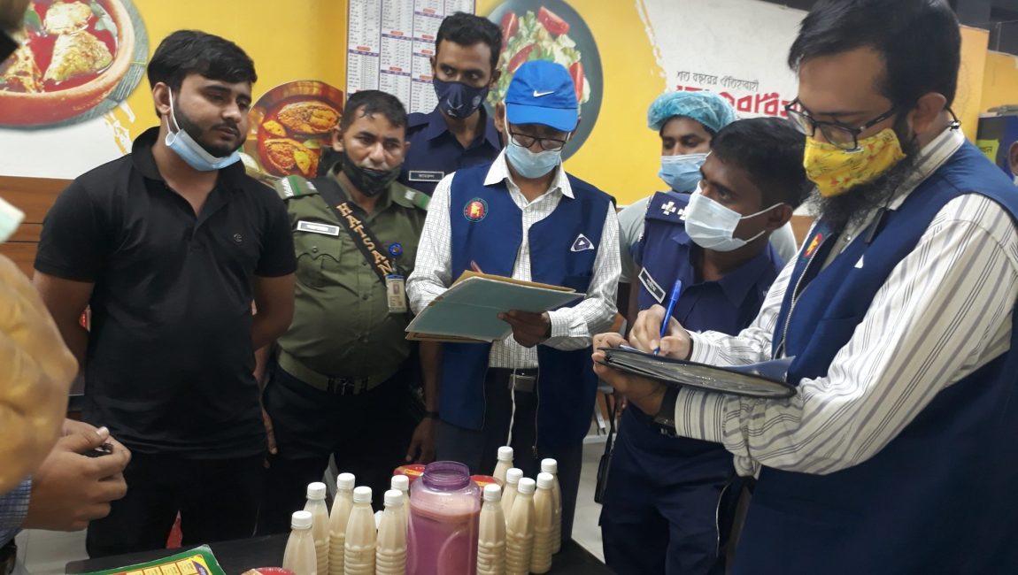 শাজাহান উপজেলা প্রসাশন ও বিএসটিআই এর অভিযানে মানহীন খাদ্য ও পণ্য বিক্রির দ্বায়ে জরিমানা। ছবিঃ এনসিএন