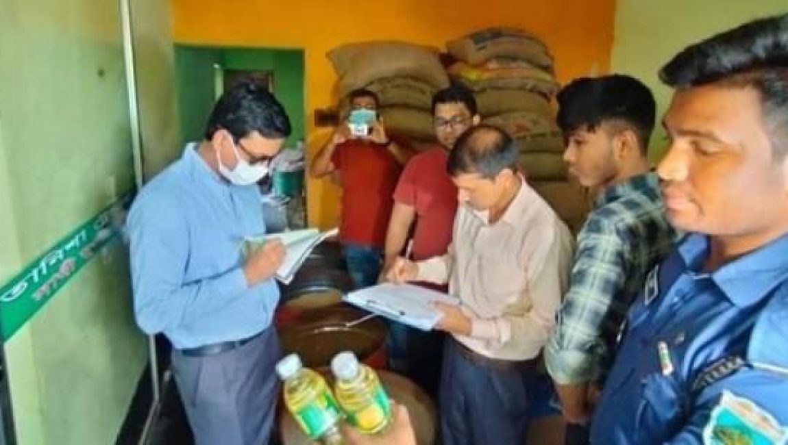 বগুড়ায় বেশি দামে সয়াবিন বিক্রি, জরিমানা ১০ হাজার। ছবি: এনসিএন