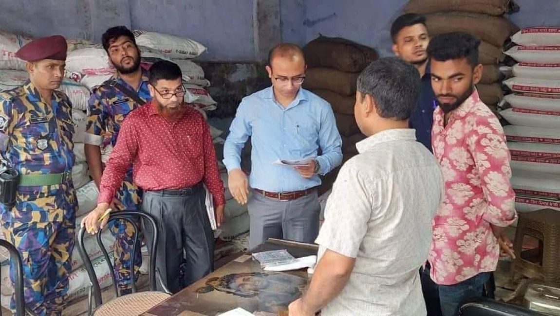 বগুড়ায় বেশি দামে আটা বিক্রি, দুই প্রতিষ্ঠানেকে ১ লাখ টাকা অর্থদন্ড। ছবি: এনসিএন