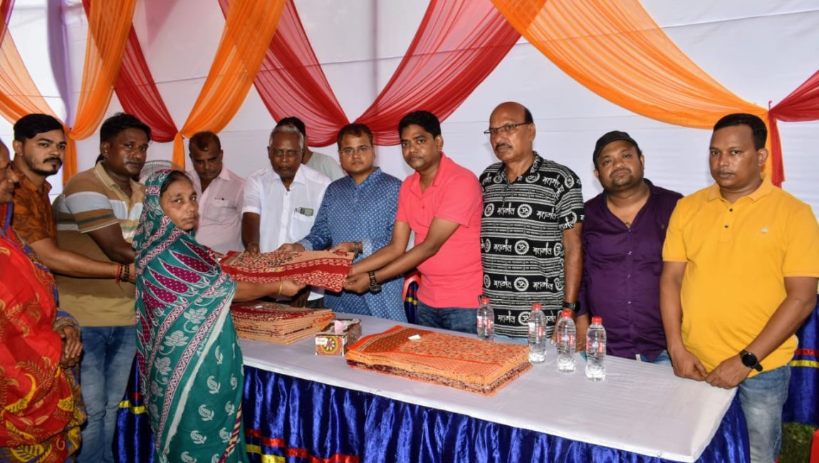 শারদীয় দুর্গাপূজা উপলক্ষে অসহায় মানুষের মাঝে বস্ত্র বিতরণ