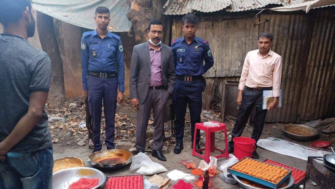 লাড্ডুতে কাপড়ের রং ব্যবহারের দায়ে জরিমানা