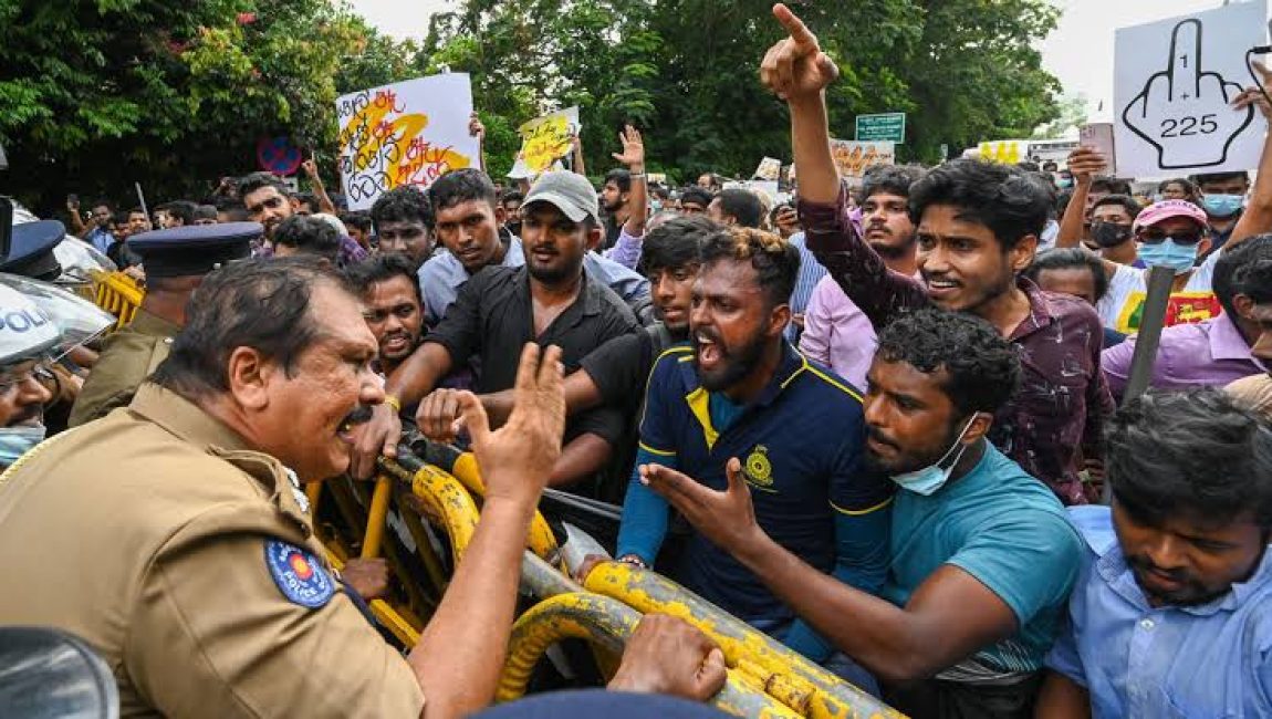 শ্রীলঙ্কায় চলমান সংকট নিয়ে আন্দোলন করছেন দেশটির সাধারণ মানুষেরা। ছবি: দ্য গার্ডিয়ান