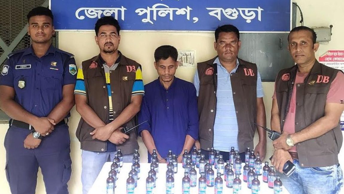 বগুড়ায় ৬৫ বোতল ফেন্সিডিলসহ গ্রেফতার ১। ছবি: এনসিএন