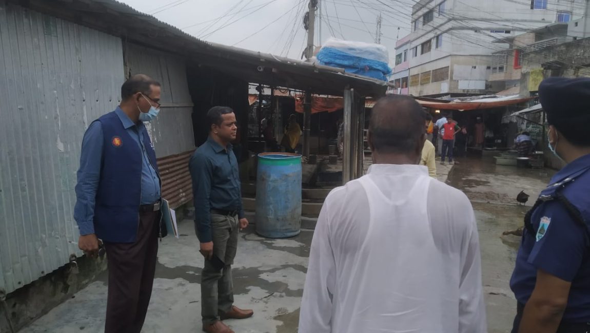 বগুড়ার কাহালুতে সেমাই কারখানায় জরিমানা। ছবিঃ এনসিএন