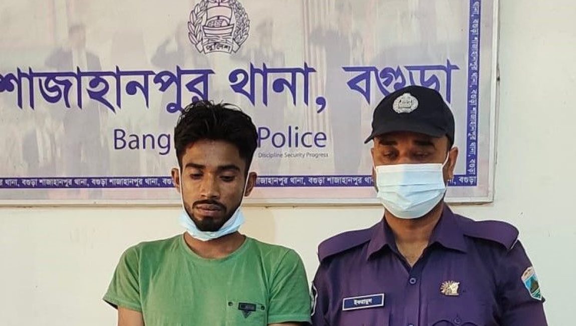 বগুড়া শাজাহানপুরে অস্ত্রসহ শিক্ষক পরিবারের উপর হামলা মামলার প্রধান আসামী গ্রেপ্তার।ছবিঃ এনসিএন