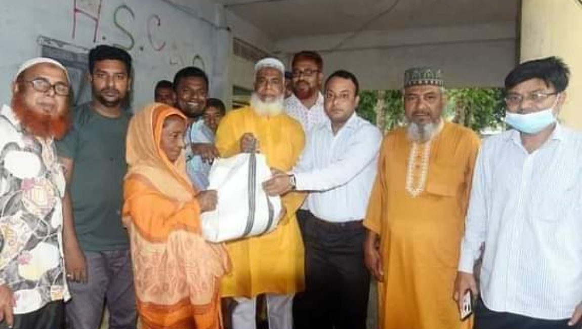 বগুড়ার নিশিন্দারায় ৫১০টি পরিবারের মাঝে ভিজিএফ এর চাল বিতরণ। ছবি: এনসিএন