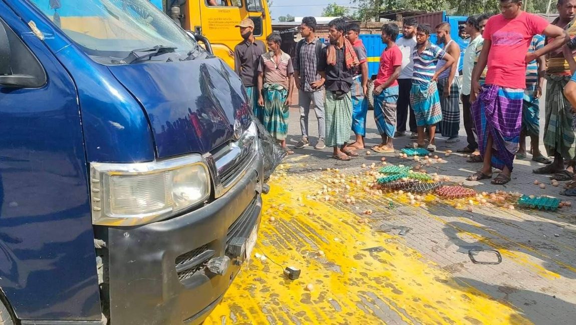 বগুড়ায় ট্রাক-মাইক্রোবাসের মুখোমুখি সংঘর্ষ, আহত ২