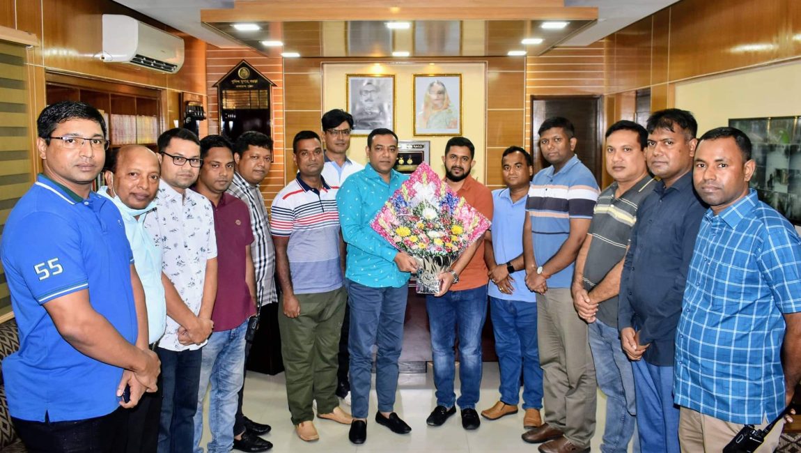 রাজশাহী রেঞ্জের শ্রেষ্ঠ ইউনিট বগুড়া নির্বাচিত হওয়ায় জেলা পুলিশ সুপারকে ফুলেল শুভেচ্ছা।