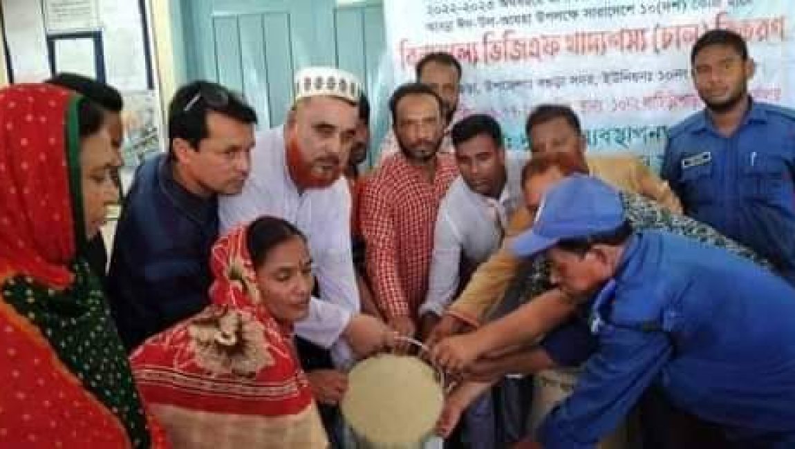 লাহিড়ীপাড়া ইউনিয়ন পরিষদে ভিজিএফ'র চাল বিতরণ