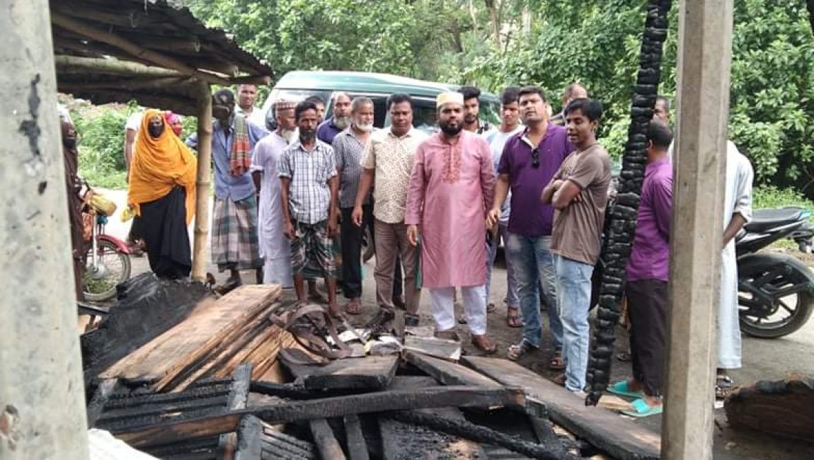 শাজাহানপুরে অগ্নিকান্ডে ক্ষতিগ্রস্ত দোকানঘর পরিদর্শন