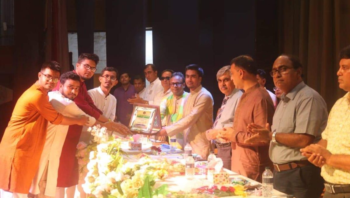 সংবর্ধিত হলেন বাকৃবি ছাত্রলীগের সভাপতি রিয়াদ