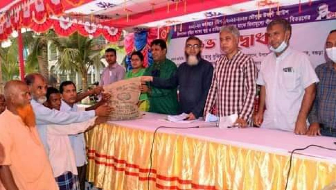 বগুড়ায় কৃষকদের মাঝে বীজ ও সার কম্বাইন হারভেস্টার বিতরণ। ছবি: এনসিএন