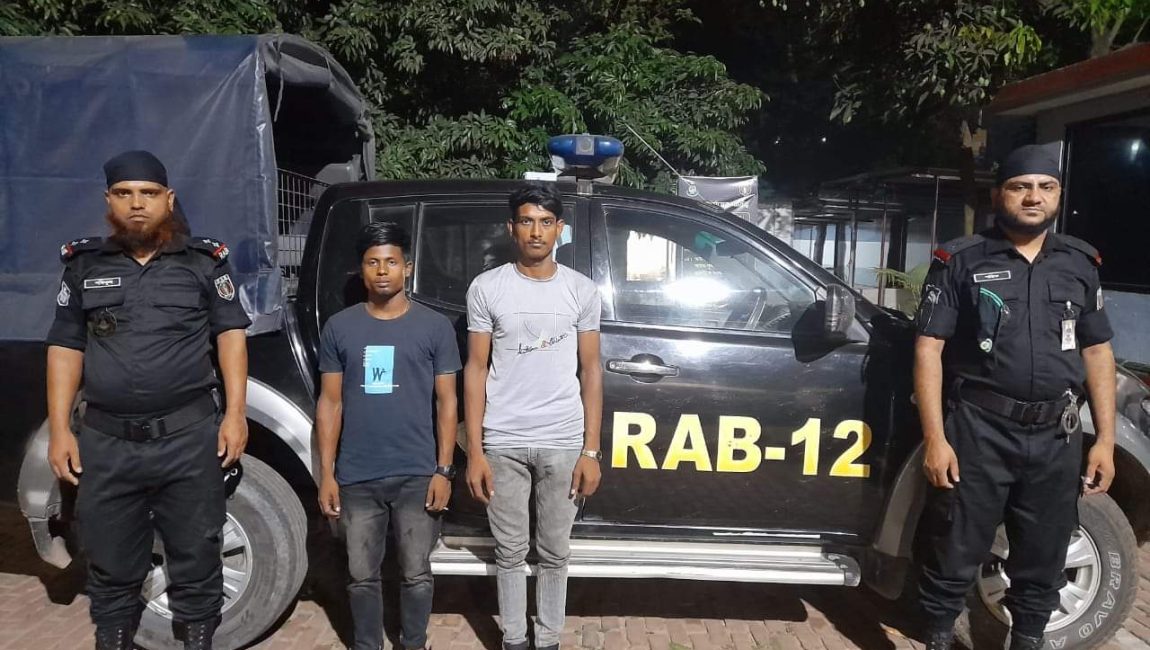 সান্তাহারে ১০ কেজি গাঁজাসহ ২ বাসযাত্রী গ্রেফতার। ছবি: এনসিএন