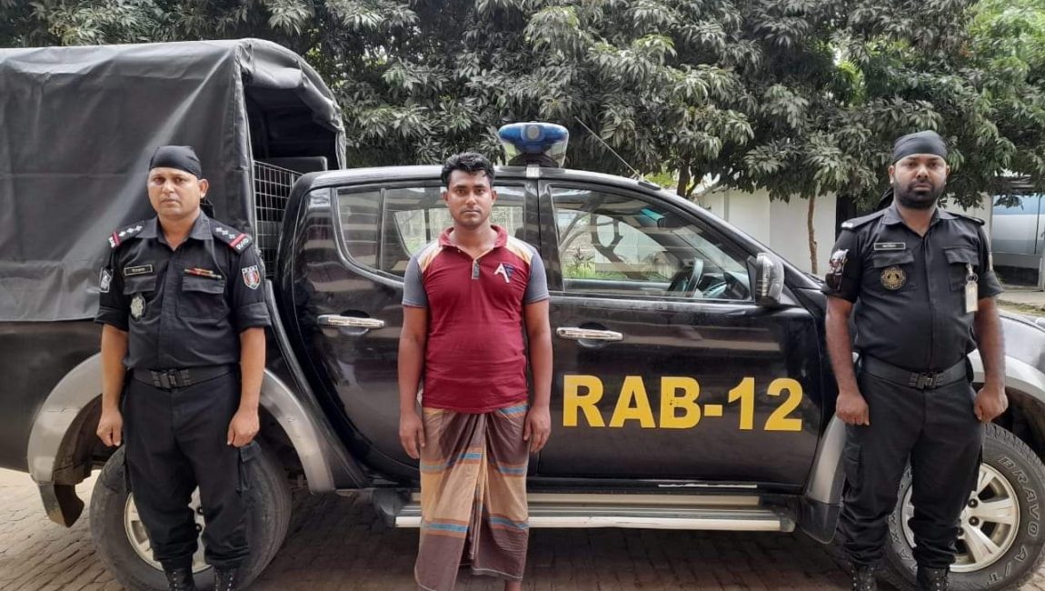 বগুড়ায় ২৭৫ বোতল ফেন্সিডিলসহ ট্রাকচালক গ্রেফতার। ছবি: এনসিএন