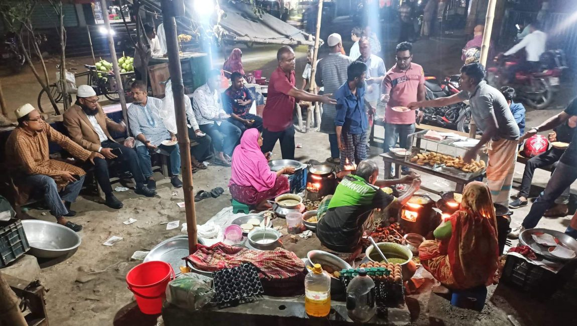 বগুড়ায় শহরের বিক্রির ধুম পরেছে শীতের পিঠার, বেড়েছেও ক্রেতার সংখ্যা।