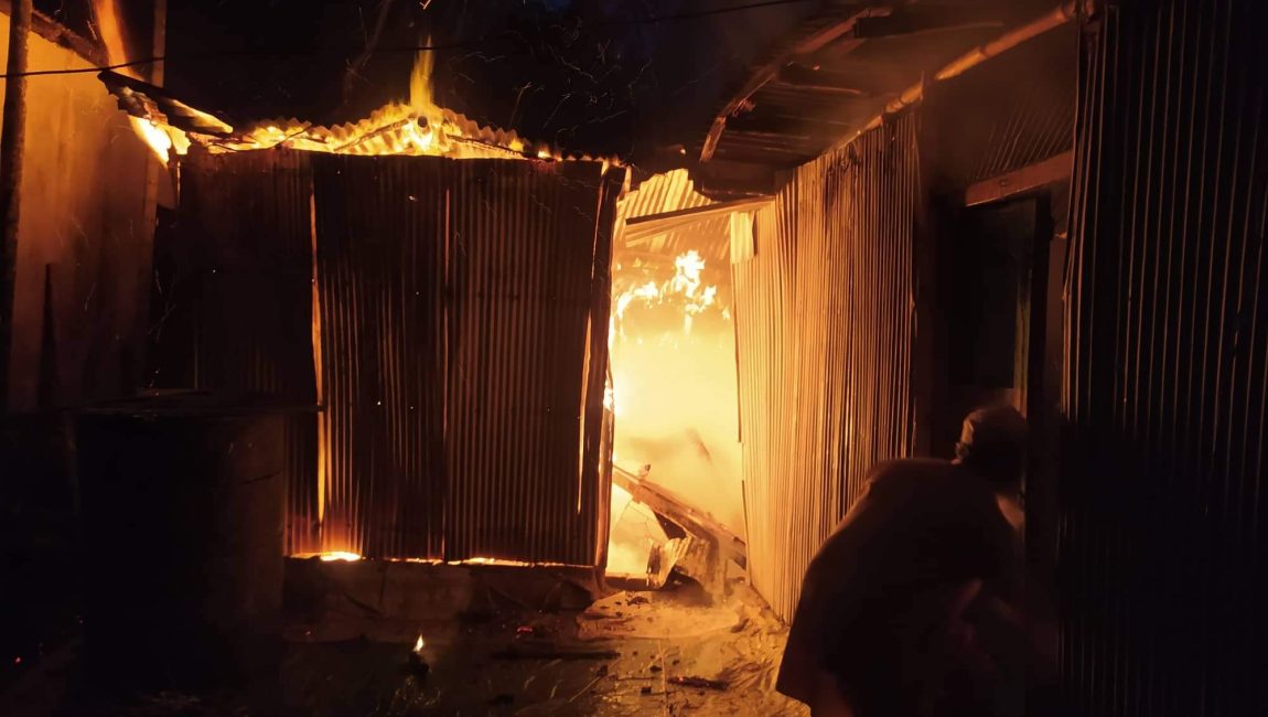 বগুড়ায় বৈদ্যুতিক শর্ট সার্কিট থেকে আগুন বাড়ী ঘর পুড়ে ছাই, ১ লাখ টাকার ক্ষয়ক্ষতি। 