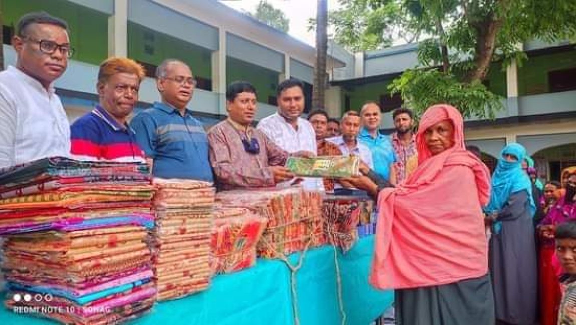 বগুড়ার ১৯ নং ওয়ার্ডের গরীব ও অসহায়দের মাঝে শাড়ী-লুঙ্গি বিতরণ। ছবি: এনসিএন