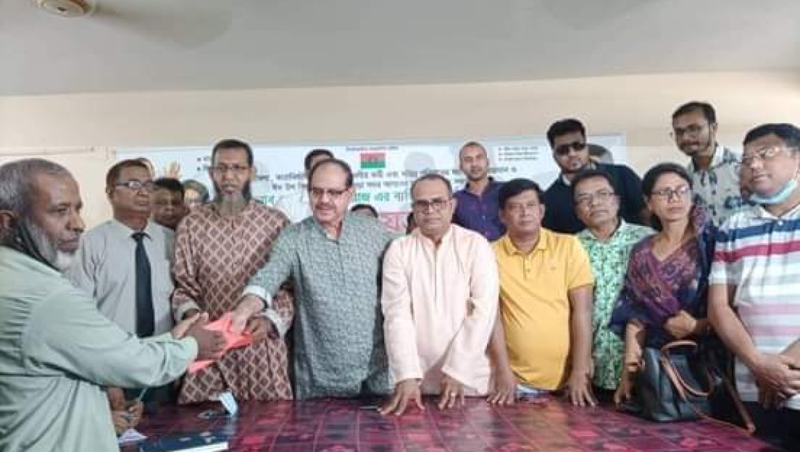 বগুড়ায় এমপি সিরাজের ব্যক্তিগত তহবিল থেকে অস্বচ্ছল নেতাকর্মীদের আর্থিক সহায়তা প্রদান। ছবি: এনসিএন