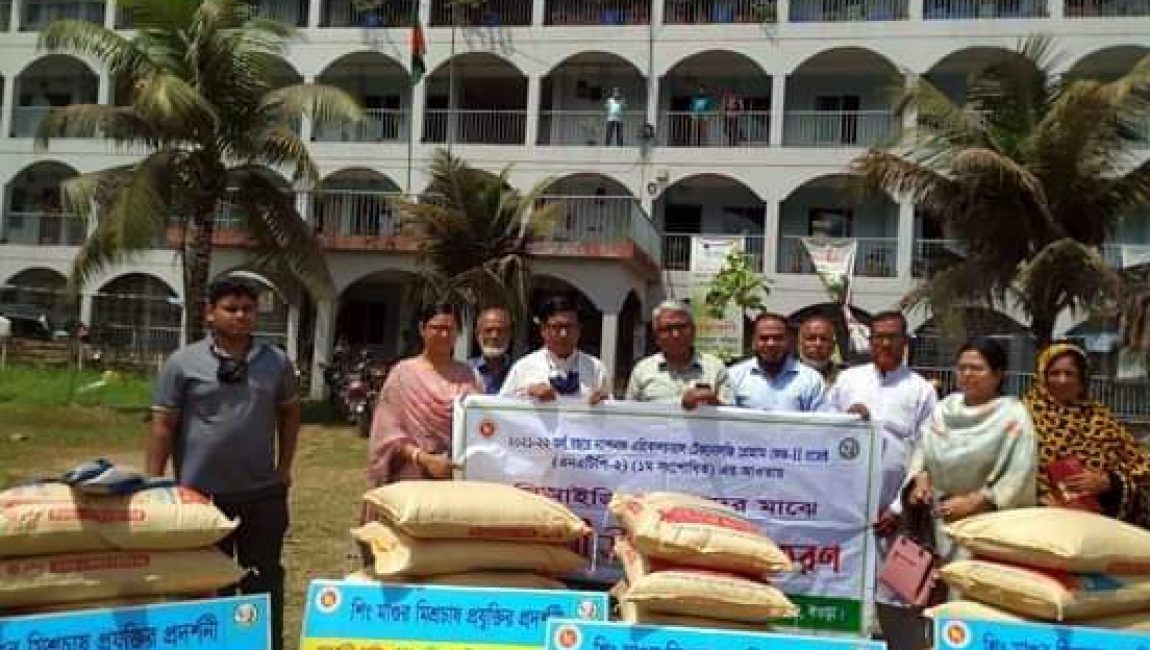 বগুড়া সদর উপজেলায় ২৩ জনের মাঝে প্রদর্শনী উপকরণ বিতরণ। ছবি: এনসিএন